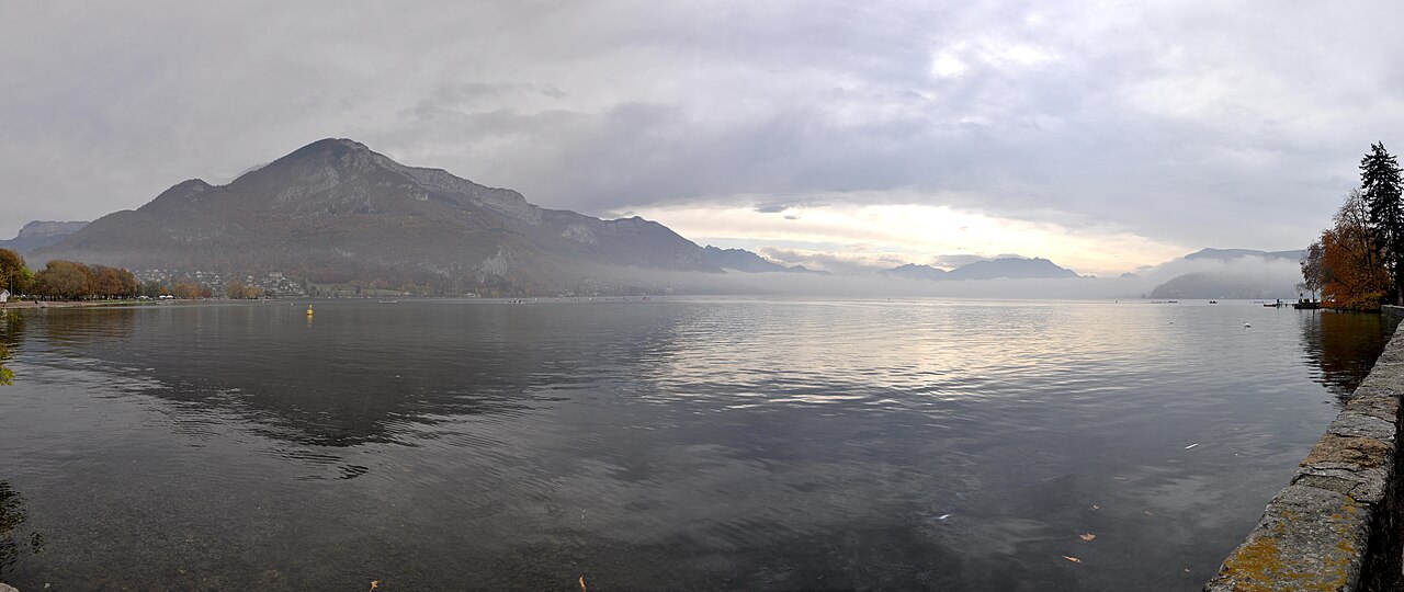 Panorama du lac d’Annecy. Ne représente pas la vue depuis les salles.