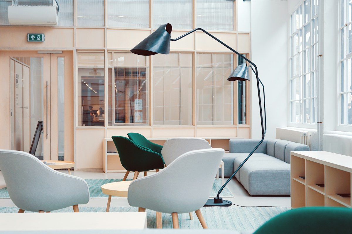 Illustration d’ambiance : salon avec tables et fauteuils. Ne représente pas les salles proposées.